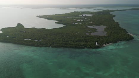 Drone-Vuela-Sobre-La-Reserva-De-La-Biosfera-Del-Parque-Natural-En-Tulum-Sian-Ka&#39;an-ángulo-Alto-Aéreo-Del-Faro-De-Punta-Allen