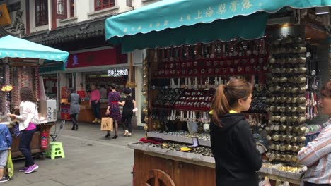 Panning-shot-of-Yuyuan-Garden-in-Shanghai,-China-with-sales-booth,-retailers-and-tourists