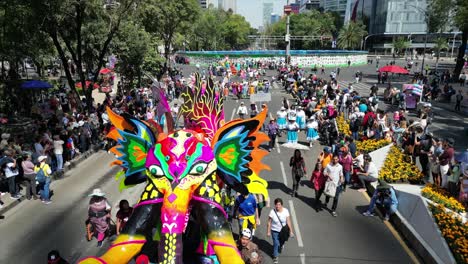Imágenes-De-Drones-De-Un-Increíble-Y-Colorido-Alebrije-Durante-El-Desfile-De-Alebrijes-En-La-Ciudad-De-México