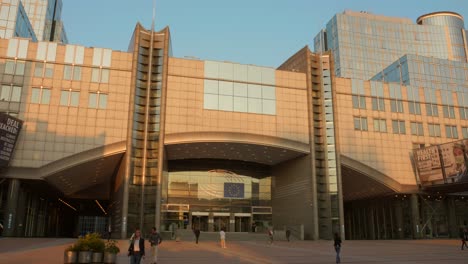 Golden-light-hitting-the-building-of-the-European-Parliament-in-Brussel,-Belgium