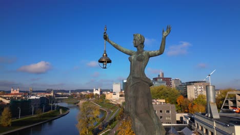 Viaje-Con-Drones-Alrededor-De-La-Estatua-De-La-Electricidad-Observando-El-Centro-Histórico-De-La-Ciudad-De-Vilnius