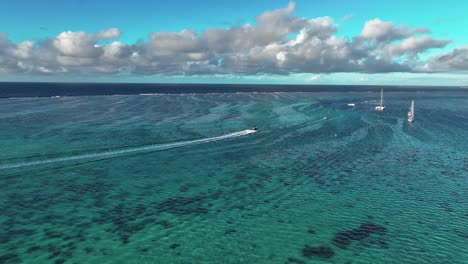 Schnellboot-Auf-Türkisfarbenem-Wasser-Der-Insel-Moorea-In-Französisch-Polynesien