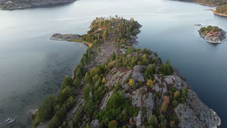 Drohnenflug-über-Einer-Insel-Im-Schwedischen-Fjord