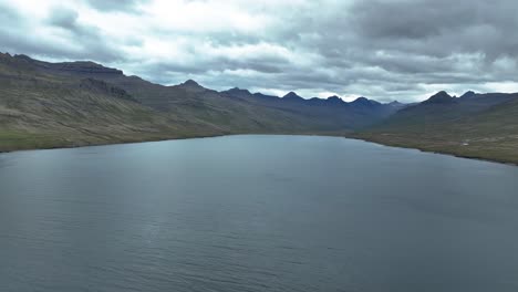 Vista-Idílica-Del-Fiordo-Stodvarfjordur-Rodeado-De-Montañas-En-El-Este-De-Islandia