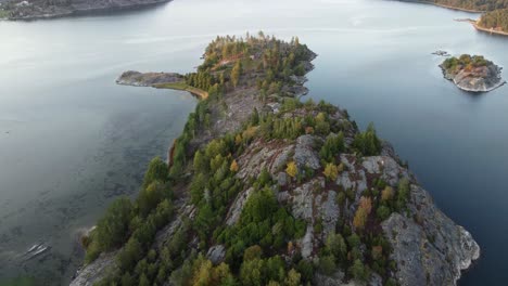 Langsamer-Flug-Mit-Einer-Drohne-über-Einer-Kleinen-Insel-In-Einem-Schwedischen-Fjord