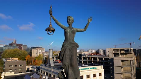 La-Diosa-De-La-Energía-Vigila-Vilnius-En-El-Museo-De-Energía-Y-Tecnología.