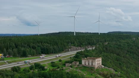 Turbinas-Eólicas-Y-Ruinas-Del-Castillo-Medieval-De-Brahehus-Cerca-Del-Lago-Vattern-En-Suecia