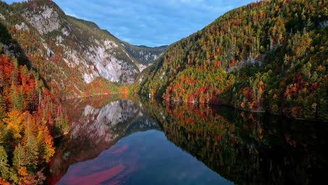 Mirror-Reflections-Of-Autumn-Dense-Forest-Over-Lake-Toplitz-In-Austria
