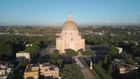 La-Retirada-Aérea-Revela-La-Basílica-De-Los-Santos-Pedro-Y-Pablo-En-El-Distrito-Eur