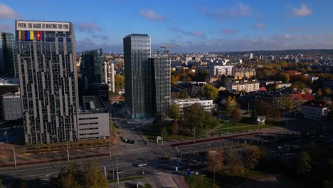 Kran-Hinunter-Zum-Wirtschaftlichen-Stadtzentrum-Von-Vilnius-Mit-Wolkenkratzerstraßen-Und-Verkehr