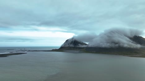 Cloudscape-Sobre-El-Pico-De-La-Montaña-Irregular-Brunnhorn-En-El-Sur-De-Islandia