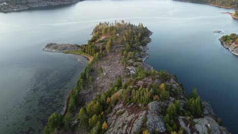 Langsamer-Drohnenüberflug-über-Einer-Insel-Im-Schwedischen-Fjord