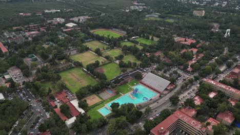 Vídeo-Con-Drones,-Zona-Deportiva-De-La-Ciudad-Universitaria,-Con-Campos-De-Entrenamiento-Y-Piscina