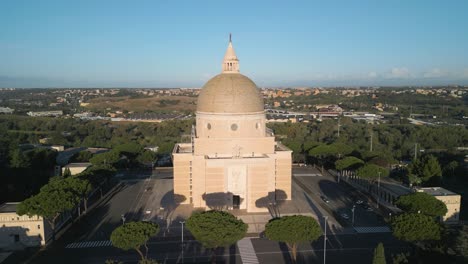 Drone-En-órbita-Disparado-Sobre-La-Basílica-De-Los-Santos-Pedro-Y-Pablo