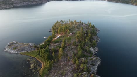 Langsame-Luftaufnahmen-über-Einer-Insel-Im-Schwedischen-Fjord