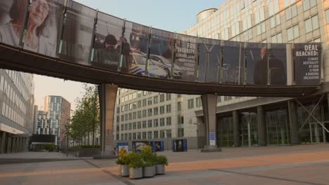 Kameraschwenk-Europäisches-Parlament-Brüssel,-Belgien