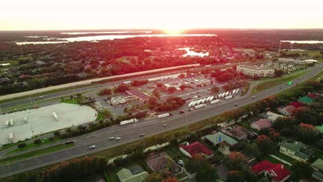 Filmische-Establisher-Luftaufnahme-In-Orlando,-Florida,-über-Der-Autobahn