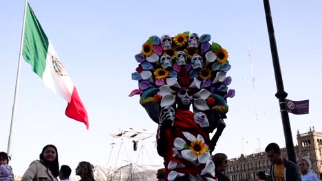 Mexikanerin-Gekleidet-Wie-Das-Traditionelle-Mexikanische-Kunstwerk-„Der-Lebensbaum“,-Während-Die-Mexikanische-Flagge-Hinter-Ihr-Hängt