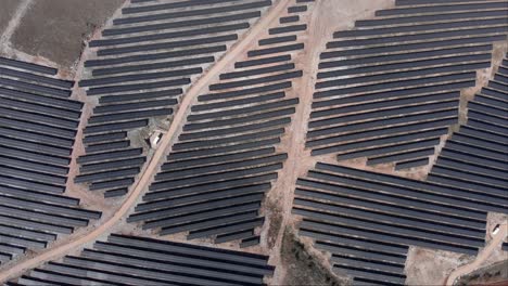 Vista-Superior-Drone-Sobre-Parque-De-Energía-Solar-Fotovoltaica-Paneles-De-Fila-De-Granja-Día-Soleado
