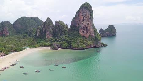 Aerial-Establishing-Shot-in-Krabi,-Thailand:-Panorama-Revealed-from-an-Ascending-Drone-Perspective,-4K