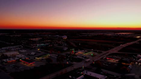 Timelpase-Petro-Parada-De-Camiones-Centro-De-Viajes-Orbitando-Antena-Hermosa-Puesta-De-Sol