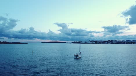 Lebhafte-Blaue-Stunde-Ostsee:-Segelboot-Verlässt-Den-Hafen-Von-Helsinki-In-Der-Abenddämmerung