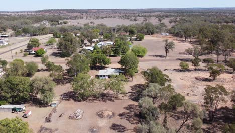 Luftaufnahme-Einer-Sehr-Kleinen-Landstadt-Im-Australischen-Outback