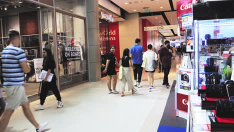 Families-and-friends-are-window-shopping-for-gadgets-and-fashionable-items-to-wear,-at-a-shopping-mall-in-Bangkok