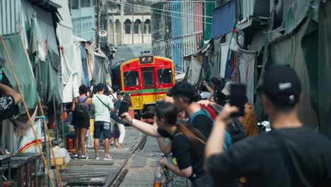 Zugfahrt-Auf-Dem-Maeklong-Eisenbahnmarkt-Mit-Touristen-Am-Telefon