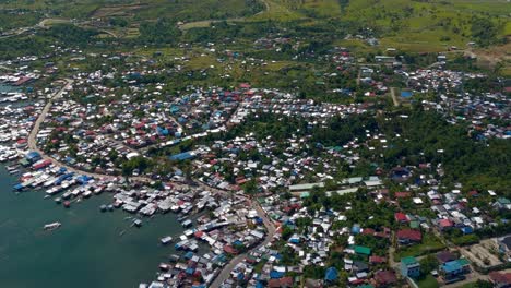 Eine-Riesige-Luftaufnahme-Der-Stadt-Surigao-Und-Der-Umliegenden-Berge-Auf-Den-Philippinen
