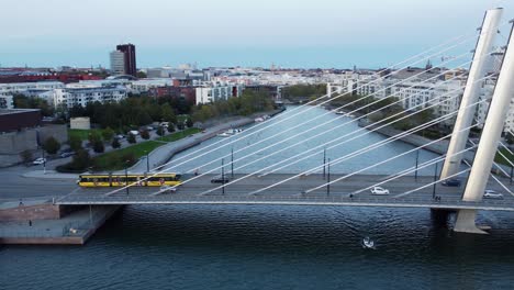 Rotierende-Antenne,-Während-Autos-Die-Schrägseilbrücke-Crusell-In-Helsinki-überqueren