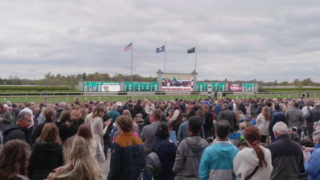 Schwenkaufnahme-Einer-Menschenmenge-Beim-Pferderennen-Auf-Der-Keenland-Rennstrecke