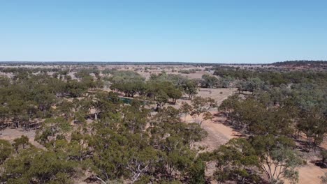 Drohne,-Die-über-Eine-Verlassene-Landschaft-Und-Einen-Wasserteich-Im-Australischen-Outback-Herabsteigt