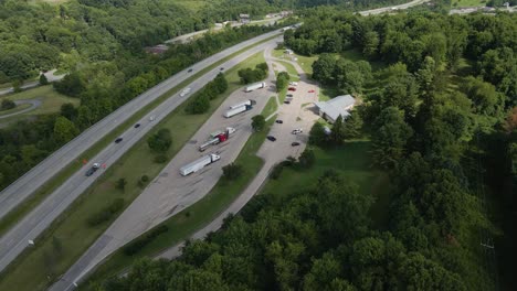 Interstate-79-In-West-Virginia-An-Der-Raststätte-Schwenkt-In-Richtung-Bergkette,-Luftaufnahme