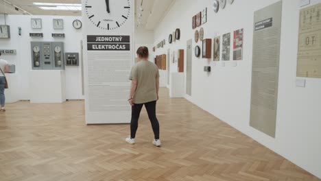 Exposición-De-Relojes-Dentro-Del-Museo-Técnico-Nacional-De-Praga,-República-Checa,-Que-Presenta-Una-Colección-De-Relojes-De-Diversas-épocas-Y-Estilos.