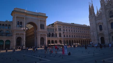 Piazza-Duomo-Con-Evidencia-De-La-Entrada-De-La-Galería-Vittorio-Emanuele