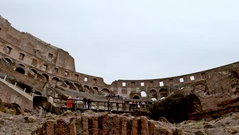 Mirando-Los-Ladrillos-En-Las-Paredes-Y-Las-Ruinas-Del-Anfiteatro-Desde-Los-Túneles-Subterráneos-Del-Coliseo-En-Roma