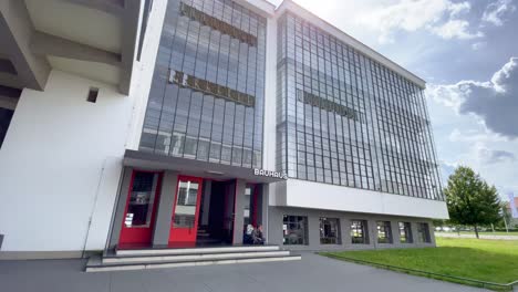 Entrada-A-La-Famosa-Universidad-Bauhaus-En-La-Ciudad-De-Dessau-Durante-El-Verano
