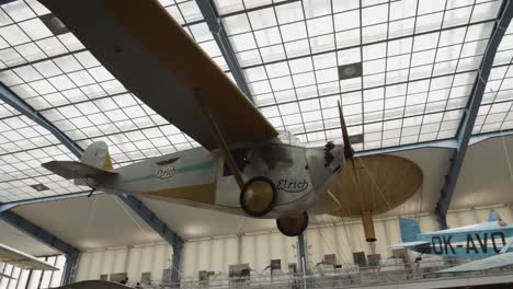 Ausstellung-Historischer-Flugzeuge-Im-Nationalen-Technischen-Museum-In-Prag,-Tschechische-Republik,-Mit-Einer-Vielfältigen-Auswahl-An-Flugzeugen-Aus-Verschiedenen-Epochen