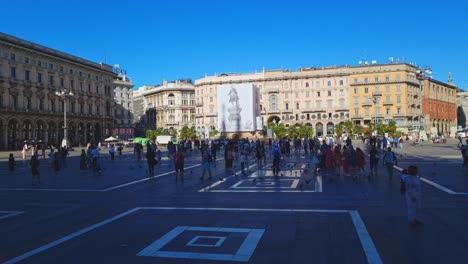 Gente-Merodeando-Por-El-Interior-De-La-Piazza-Duomo.-Vista-Fija