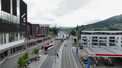 Hauptstraße-Von-Voss-Norwegen---Busbahnhof-Und-Hotels,-Bevor-Es-Zum-Stadtbild-Hinaufgeht.-Blick-über-Die-Stadt-Voss