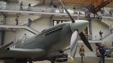 Aviones-Submarinos-Spitfire-En-La-Exposición-De-Aviones-Históricos-En-El-Museo-Técnico-Nacional-De-Praga,-República-Checa,-Panorámica-Izquierda