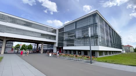 Außenansicht-Der-Von-Walter-Gropius-Entworfenen-Bauhaus-Universität