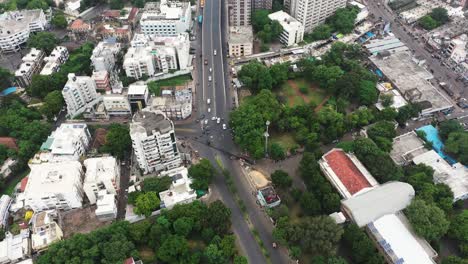 Vista-Aérea-De-La-Ciudad-De-Rajkot-Con-Cámara-Siguiendo-El-Museo-Watson-Desde-La-Carretera-Y-Todo-El-Museo-Visible.