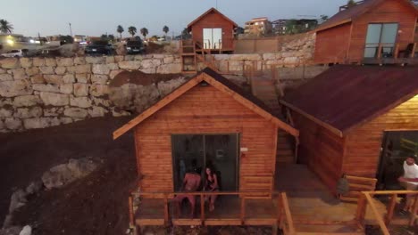 Una-Pareja-Alojada-En-Un-Resort-De-Playa-En-Batroun,-Líbano-Antena-Ascendente