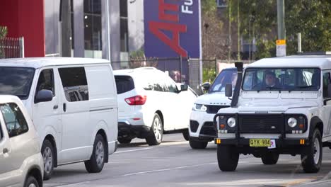 Eine-Sehr-Belebte-Brunswick-Straße-In-Fitzroy-Im-Frühen-Abendlicht-Mit-Straßenbahnen,-Autos-Und-Fußgängern