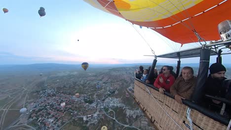 Türkei,-Ballonfahrt-über-Kappadokien