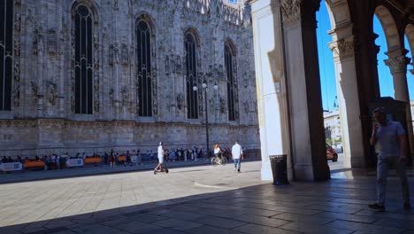 Menschen,-Die-In-Einer-Fußgängerzone-In-Der-Nähe-Des-Doms-Spazieren