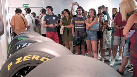 Los-Visitantes-Observan-Los-Neumáticos-De-Carreras-Pirelli-F1-Exhibidos-Durante-La-Primera-Exposición-Oficial-De-Fórmula-1-Del-Mundo-En-Ifema,-Madrid,-España.