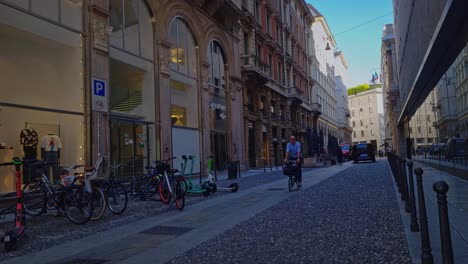 Straße-Im-Stadtzentrum-Mit-Geparkten-Fahrrädern-Und-Autos